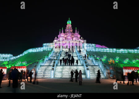 HARBIN-CHINA, JAN. 17, 2010. Treppe zum Palast aus Eisblöcken, Harbin Ice Sculpture Festival. Es ist eines der größten Eisfestivals der Welt. Stockfoto