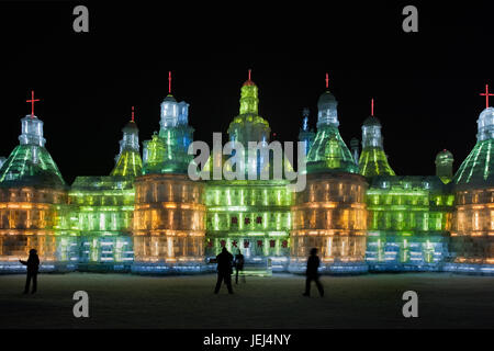 HARBIN-CHINA, JAN. 17, 2010. Fantasy-Palast aus Eisblöcken beim Harbin Ice Sculpture Festival. Es ist eines der größten Eisfestivals der Welt. Stockfoto