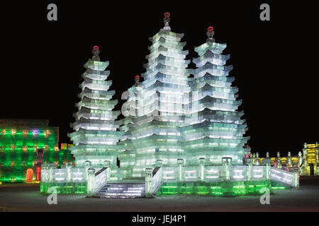 HARBIN-CHINA, JAN. 17, 2010. Riesige Pagode aus Eisblöcken beim Harbin Ice Sculpture Festival. Es ist eines der größten Eisfestivals der Welt. Stockfoto