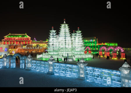 HARBIN-CHINA, JAN. 17, 2010. Beleuchteten Gebäuden der Eisblöcke in Harbin Ice Schneeskulpturen-Festival. Es ist eines der weltweit größten Eis-Festivals und Stockfoto