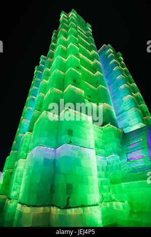 HARBIN-CHINA, JAN. 17, 2010. Massiver grüner Turm aus Eisblöcken, Harbin Ice Sculpture Festival. Es ist eines der größten Eisfestivals der Welt. Stockfoto