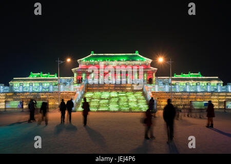 HARBIN-CHINA, JAN. 17, 2010. Palast, der mit Eisblöcken beim Harbin Ice Sculpture Festival erbaut wurde. Es ist eines der größten Eisfestivals der Welt. Stockfoto