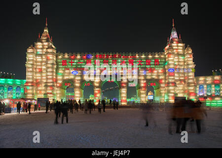 HARBIN-CHINA, JAN. 17, 2010. façade Eisblöcke am Eingang des Harbin Ice Sculpture Festival. Es ist eines der größten Eisfestivals der Welt. Stockfoto