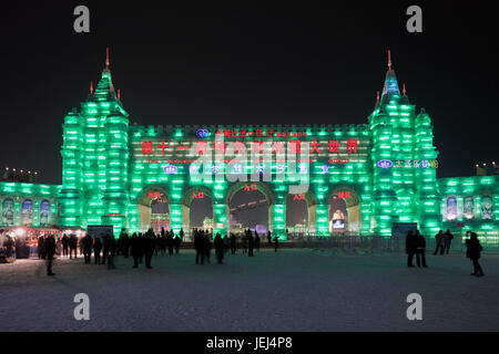 HARBIN-CHINA, JAN. 17, 2010. façade Eisblöcke am Eingang des Harbin Ice Sculpture Festival. Es ist eines der größten Eisfestivals der Welt. Stockfoto