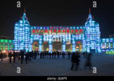 HARBIN-CHINA, JAN. 17, 2010. façade Eisblöcke am Eingang des Harbin Ice Sculpture Festival. Es ist eines der größten Eisfestivals der Welt. Stockfoto