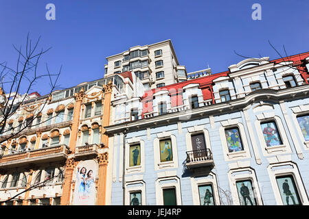 HARBIN-6. MÄRZ 2009. Russische Kolonialfassaden in der Zhongyang-Straße. Es heißt "Architectural Arts Mueum of Central Avenue". Stockfoto