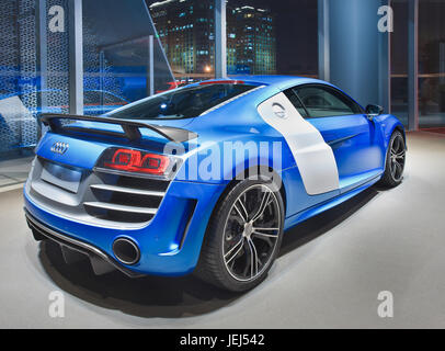 PEKING - 17. APRIL 2013. Blauer Audi R8 in einem Showroom. Es handelt sich um einen zweisitzigen Mittelmotor, der auf der Lamborghini Gallardo Plattform basiert. Stockfoto