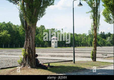 03.06.2017, Dachau, Bayern, Deutschland, Europa - Wachturm und Sicherheitseinrichtungen an der Gedenkstätte des Konzentrationslagers Dachau. Stockfoto