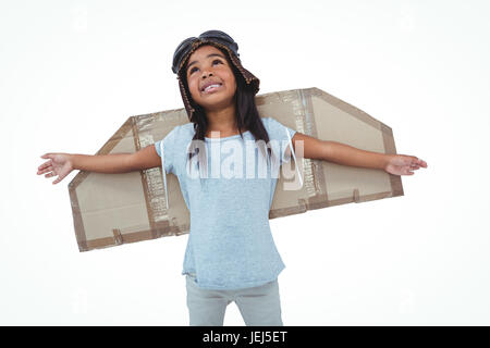 Mädchen mit gefälschten Flügeln vorgibt, pilot Stockfoto