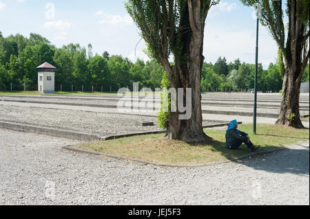 03.06.2017, Dachau, Bayern, Deutschland, Europa - Wachturm und Sicherheitseinrichtungen an der Gedenkstätte des Konzentrationslagers Dachau. Stockfoto