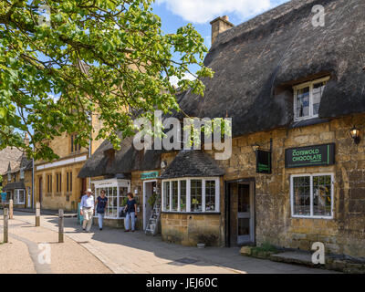 High Street Geschäfte Broadway, Cotswolds, UK Stockfoto