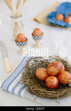 Traditionelle Lettische natürlich für Ostern Eier gefärbt Stockfoto