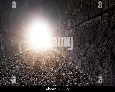 Licht am Ende des Tunnels. Alten, stillgelegten Eisenbahntunnel. Stockfoto