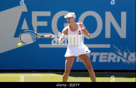 Großbritanniens Naomi Broady in Aktion gegen Tschechische Republik Kristyna Pliskova tagsüber vier der AEGON International in Devonshire Park, Eastbourne. Stockfoto