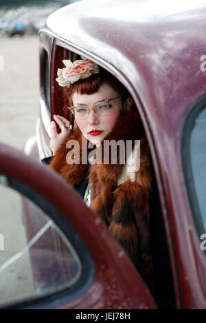 Carmarthenshire, UK. 25. Juni 2017.  Möchtegern Blue Birds: Lydia McKenzie-Stephens von Suffolk in einem Jahrgang 40-Ford gehörte zu den Enthusiasten aus ganz Großbritannien für die fünfte jährliche Pendine Sands Vintage Hot Rod Rennen gesammelt.  Sir Malcolm Campbell MBE verwendet Pendine Sands für seine ersten Geschwindigkeitsrekord von 146,16 mph am 25. September 1924. Bildnachweis: Gareth Llewelyn/Alamy Live-Nachrichten. Stockfoto