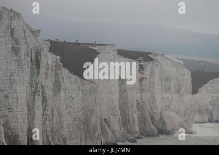 Seven Sisters Cliffs, East Sussex, Großbritannien. Juni 2017. Ständige Errosion mit regelmäßigen Felsstürzen hält das Chalk White entlang der Südküstenklippen. Dramatische Szenen durch den Meeresnebel aus Seaford über Cuckmere Haven in Richtung Birling Gap.Credit: Stockfoto