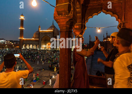 Neu-Delhi, Indien. 25. Juni 2017. Menschen feiern den letzten Tag des Ramadan in Jama Masjid in Neu-Delhi, Indien-Credit: Abhishek Bali/Alamy Live News. Stockfoto