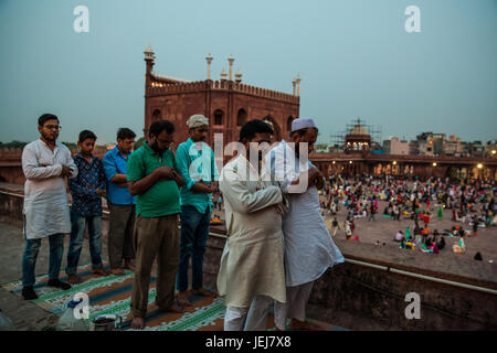 Neu-Delhi, Indien. 25. Juni 2017. Personen bietet Gebete am letzten Tag des Ramadan in Jama Masjid in Neu-Delhi, Indien-Credit: Abhishek Bali/Alamy Live News. Stockfoto