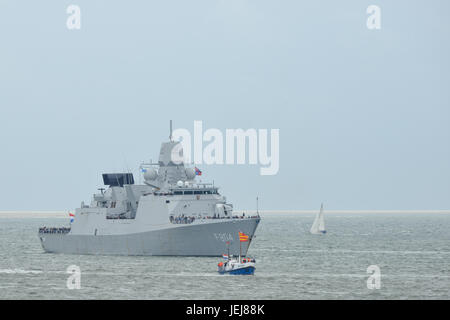 Den Helder, Niederlande. 25. Juni 2017. Den Helder - Marinedagen 2017 - Blick auf Boote, die Teilnahme an der Veranstaltung zu segeln - moderne Verteidigung Schiffe Treffen historischer Großsegler bei Den Helder, Niederlande Credit: Friedemeier/Alamy Live News Stockfoto