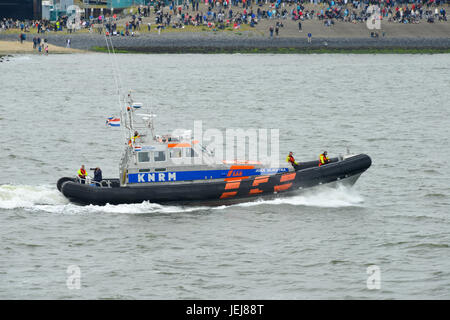 Den Helder, Niederlande. 25. Juni 2017. Den Helder - Marinedagen 2017 - Blick auf Boote, die Teilnahme an der Veranstaltung zu segeln - moderne Verteidigung Schiffe Treffen historischer Großsegler bei Den Helder, Niederlande Credit: Friedemeier/Alamy Live News Stockfoto