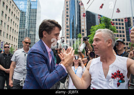 Toronto, Kanada. 25. Juni 2017. Der kanadische Premierminister Justin Trudeau grüßt Fan Jamie Godin Credit: Marc Bruxelle/Alamy Live News Stockfoto