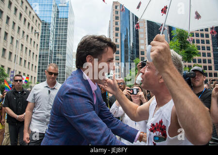 Toronto, Kanada. 25. Juni 2017. Der kanadische Premierminister Justin Trudeau grüßt Fan Jamie Godin Credit: Marc Bruxelle/Alamy Live News Stockfoto