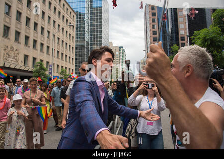 Toronto, Kanada. 25. Juni 2017. Der kanadische Premierminister Justin Trudeau grüßt Fan Jamie Godin Credit: Marc Bruxelle/Alamy Live News Stockfoto