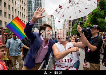 Toronto, Kanada. 25. Juni 2017. Der kanadische Premierminister Justin Trudeau grüßt Fan Jamie Godin Credit: Marc Bruxelle/Alamy Live News Stockfoto