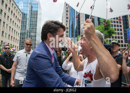 Toronto, Kanada. 25. Juni 2017. Der kanadische Premierminister Justin Trudeau grüßt Fan Jamie Godin Credit: Marc Bruxelle/Alamy Live News Stockfoto