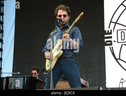 Pasadena, Kalifornien, USA. Juni 2017. Taylor Goldsmith Sänger Dawes tritt während des Arroyo Seco Weekend Juni 24,2017 Brookside Golf Course Pasadena, Kalifornien auf. Stockfoto