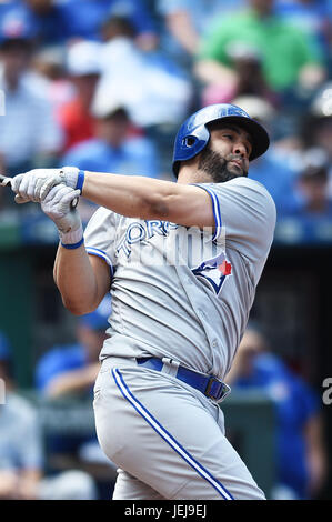 Kansas City, Missouri, USA. 24. Juni 2017. Ehemalige königliche Toronto Blue Jays Designated Hitter Kendry Morales (8) at bat während der Major League Baseball Spiel zwischen der Toronto Blue Jays und die Kansas City Royals im Kauffman Stadium in Kansas City, Missouri. Kendall Shaw/CSM/Alamy Live-Nachrichten Stockfoto