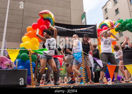 Toronto, Kanada. 25. Juni 2017. Menschen nehmen an Toronto Pride Parade Teil. Bildnachweis: Marc Bruxelle/Alamy Live-Nachrichten Stockfoto