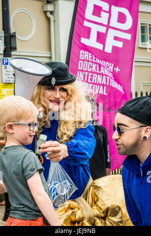 London, UK. 25. Juni 2017. Greenwich &amp; Docklands International Festival. Kleiner Junge ist er ein Interview Credit: Elena Chaykina/Alamy Live News Stockfoto