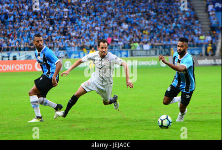 Porto Alegre, Brasilien. 25. Juni 2017. Fernandinho durchläuft das Punktesystem in der Partie zwischen Grêmio und Korinther. Spiel für die 10. Runde der Brasileirão 2017 in der Grêmio Arena Porto Alegre/RS gültig. Bildnachweis: Jeferson Rotini/FotoArena/Alamy Live-Nachrichten Stockfoto