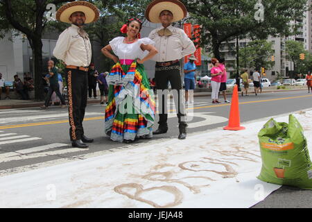 New York, USA. 25. Juni 2017. Die mexikanische Tanzgruppe "Mazarte" führt für die Öffentlichkeit auf die Boogie auf dem Boulevard-Event auf der Prachtstraße Concord in der Bronx. Das Zentrum Lanes der normalerweise beschäftigt Grand Concourse Fahrbahn von Straße 162. 170. Straße ist für Autos geschlossen und offen für eine Welt voller Spaß mit kostenlose Musik, Kunst und Fitness Programme gehostet von Organisationen aus der Bronx und darüber hinaus. Bildnachweis: G. Ronald Lopez /DigiPixsAgain.us/Alamy Live-Nachrichten Stockfoto