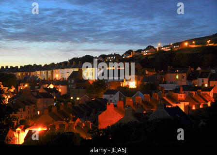 Dorset, Uk. 25. Juni 2017. Lichter werden im Haus Fenster am Abend im Dorf Wren, Isle of Portland Credit: Stuart Fretwell/Alamy Live-Nachrichten Stockfoto