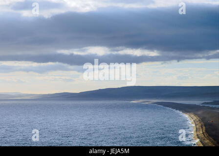 Dorset, Uk. 25. Juni 2017. Gischt schwappt über Chesil Beach in den letzten Sonnenstunden des Tages Credit: Stuart Fretwell/Alamy Live-Nachrichten Stockfoto