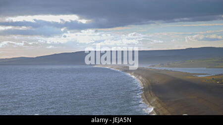 Dorset, Uk. 25. Juni 2017. Gischt schwappt über Chesil Beach in den letzten Sonnenstunden des Tages Credit: Stuart Fretwell/Alamy Live-Nachrichten Stockfoto