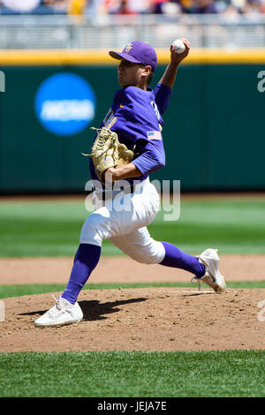 Omaha, NE USA. 24. Juni 2017. LSU ab Krug Caleb Gilbert #41 in Aktion während Spiel 13 von 2017 NCAA Men es College World Series zwischen LSU Tigers Vs Oregon State Beavers im TD Ameritrade Park in Omaha, NE. Teilnahme: 15,618.LSU 6: 1 gewonnen. Jimmy Ausschlag/Cal Sport Media/Alamy Live-Nachrichten Stockfoto