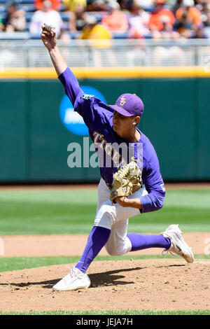 Omaha, NE USA. 24. Juni 2017. LSU ab Krug Caleb Gilbert #41 in Aktion während Spiel 13 von 2017 NCAA Men es College World Series zwischen LSU Tigers Vs Oregon State Beavers im TD Ameritrade Park in Omaha, NE. Teilnahme: 15,618.LSU 6: 1 gewonnen. Jimmy Ausschlag/Cal Sport Media/Alamy Live-Nachrichten Stockfoto