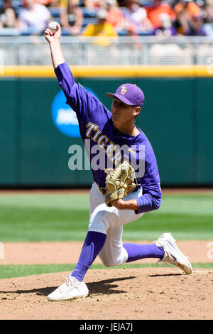 Omaha, NE USA. 24. Juni 2017. LSU ab Krug Caleb Gilbert #41 in Aktion während Spiel 13 von 2017 NCAA Men es College World Series zwischen LSU Tigers Vs Oregon State Beavers im TD Ameritrade Park in Omaha, NE. Teilnahme: 15,618.LSU 6: 1 gewonnen. Jimmy Ausschlag/Cal Sport Media/Alamy Live-Nachrichten Stockfoto