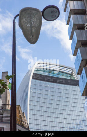 London, UK. 25. Juni 2017. "Unterstützung für eine Wolke" (2017) durch Mhairi Vari, Nr. 10, 12 und 13 der 18 für das diesjährige Skulptur in das Stadtprojekt Exponate. Die siebte Ausgabe des Projekts, mit zeitgenössischen Werken von international renommierten Künstlern, werden auf dem Display für die Öffentlichkeit vom 27. Juni. Bildnachweis: Mark Kerrison/Alamy Live-Nachrichten Stockfoto