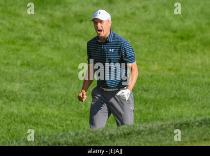 Sonntag, 25. Juni 2017: Jordan Spieth reagiert nach die Birdie auf der ersten Playoff-Loch in der letzten Runde von der Reisende Golfmeisterschaft TPC River Highlands in Cromwell, Connecticut. Gregory Vasil/CSM Stockfoto