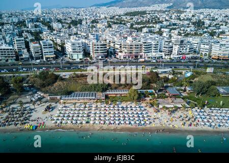 Athen. 25. Juni 2017. Menschen abkühlen sich an einem Strand in Athen am 25. Juni 2017. Das Quecksilber steigt bis zu 37 Grad Celsius auf dem Festland am Sonntag warnten griechische Meteorologen, dass Griechenland von der schlimmsten Hitzewelle des vergangenen Jahrzehnts am kommenden Wochenende getroffen werden kann. Bildnachweis: Eleftherios Partsalis/Xinhua/Alamy Live-Nachrichten Stockfoto