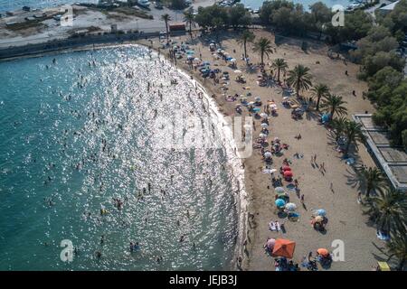 Athen. 25. Juni 2017. Menschen abkühlen sich an einem Strand in Athen am 25. Juni 2017. Das Quecksilber steigt bis zu 37 Grad Celsius auf dem Festland am Sonntag warnten griechische Meteorologen, dass Griechenland von der schlimmsten Hitzewelle des vergangenen Jahrzehnts am kommenden Wochenende getroffen werden kann. Bildnachweis: Eleftherios Partsalis/Xinhua/Alamy Live-Nachrichten Stockfoto