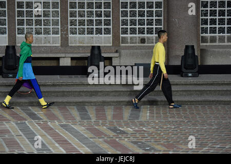 Paris, Frankreich. 25. Juni 2017. Modelle zeigen Kreationen von Kenzo in Paris Männer Fashion Week Frühjahr/Sommer 2018 in Paris, Frankreich, am 25. Juni 2017. Bildnachweis: Piero Biasion/Xinhua/Alamy Live-Nachrichten Stockfoto