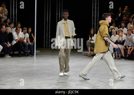 Paris, Frankreich. 25. Juni 2017. Modelle zeigen Kreationen von Lanvin in Paris Männer Fashion Week Frühjahr/Sommer 2018 in Paris, Frankreich, am 25. Juni 2017. Bildnachweis: Piero Biasion/Xinhua/Alamy Live-Nachrichten Stockfoto