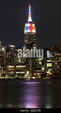 New York, Vereinigte Staaten von Amerika. 25. Juni 2017. Blick auf das Empire State Building mit Regenbogenfarben in Anspielung auf LGBT Pride Parade auf der Insel Manhattan in New York City am Sonntagabend, 25 beleuchtet. Bildnachweis: Brasilien Foto Presse/Alamy Live-Nachrichten Stockfoto