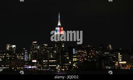 New York, Vereinigte Staaten von Amerika. 25. Juni 2017. Blick auf das Empire State Building mit Regenbogenfarben in Anspielung auf LGBT Pride Parade auf der Insel Manhattan in New York City am Sonntagabend, 25 beleuchtet. Bildnachweis: Brasilien Foto Presse/Alamy Live-Nachrichten Stockfoto