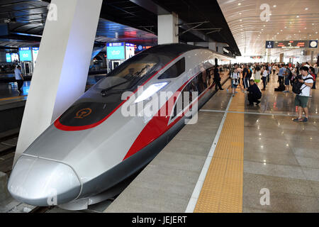 (170626)--Peking, 26. Juni 2017 (Xinhua)--Foto am 26. Juni 2017 zeigt die Chinas neuen Hochgeschwindigkeitszug "Fuxing" in Beijing South Railway Station in Peking, Hauptstadt von China. Chinas nächste Generation Bullet-Train "Fuxing" debütierte auf der Beijing-Shanghai Linie am Montag. Ein CR400AF Modell ging um 11:05 für Shanghai Beijing South Railway Station. Zur gleichen Zeit das CR400BF Modell links Shanghai Hongqiao Railway Station für Peking. Die neuen Hochgeschwindigkeitszüge, auch bekannt als elektrische Triebzüge (EMU), rühmen Spitzengeschwindigkeiten von 400 Kilometer, eine Stunde und eine konstante Geschwindigkeit von 350 Kilometern Stockfoto